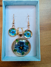Charger l'image dans la galerie, Bijou fleur bleue Madeleine Fortier 
