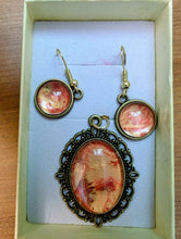 Charger l'image dans la galerie, Bijou orange et or Madeleine Fortier 
