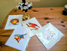 Charger l'image dans la galerie, Cartes de souhaits peinture vitrail, oiseaux et soleil Cartes Madeleine Fortier, écrivaine 
